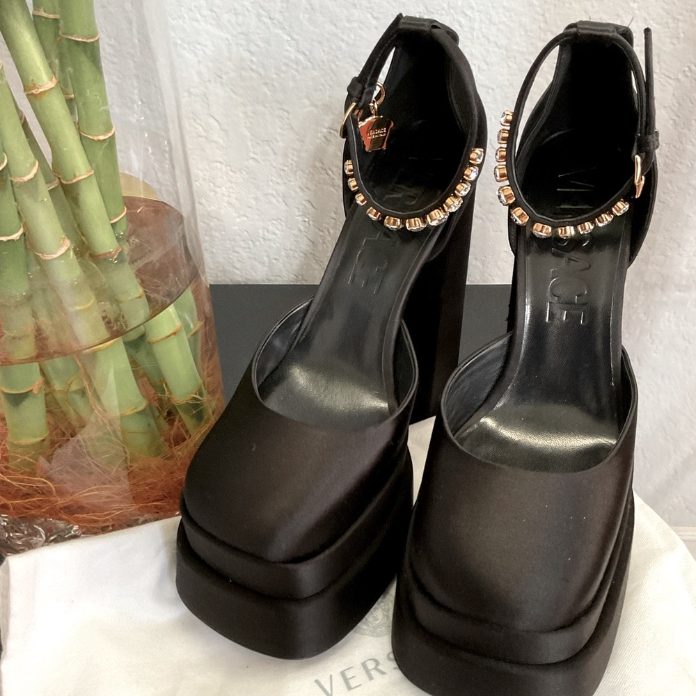 VERSACE Medusa Aevitas platform pumps size 40
New without box